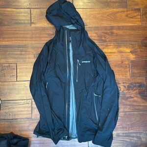 Men's black Patagonia shell no rips or tears just needs a wash
